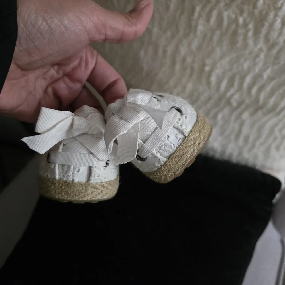 UGG Girl Size 1, Cream Lace Espadrille Flats Used Lake New.